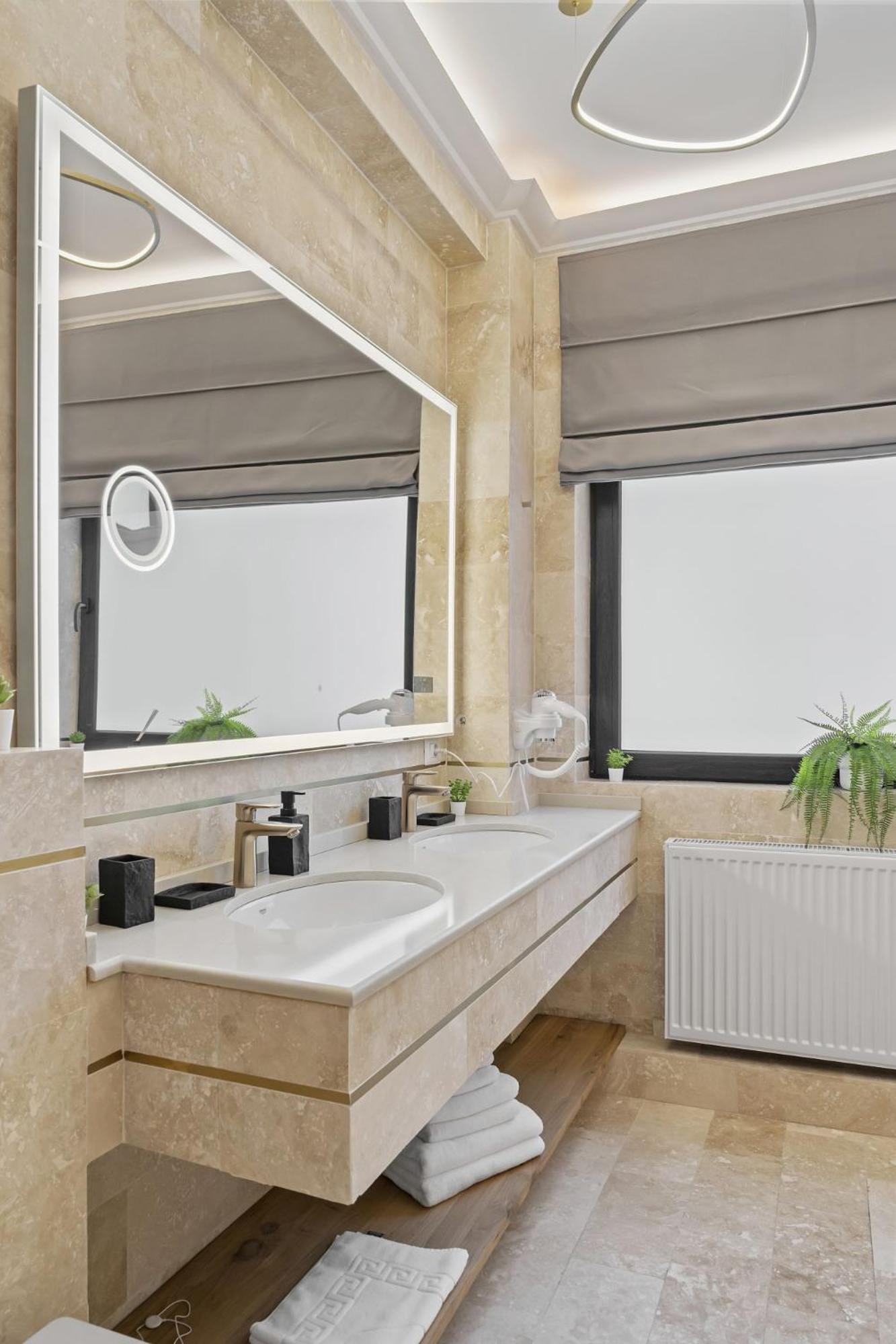 Central Two Rooms Apartment The Paradise Of Lights Bucarest Esterno foto